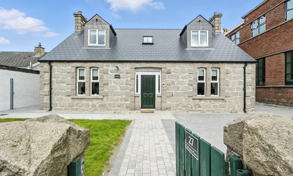 Newcastle Cottage | Stunning restored granite cottage in centre of Newcastle close to beaches etc
