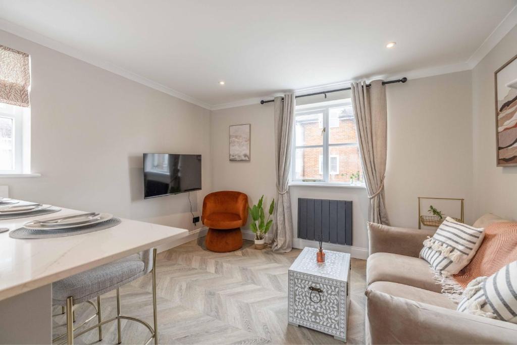 Eton Apartment | Stylish 2 Bed with Parking, 5 Min Walk to Windsor