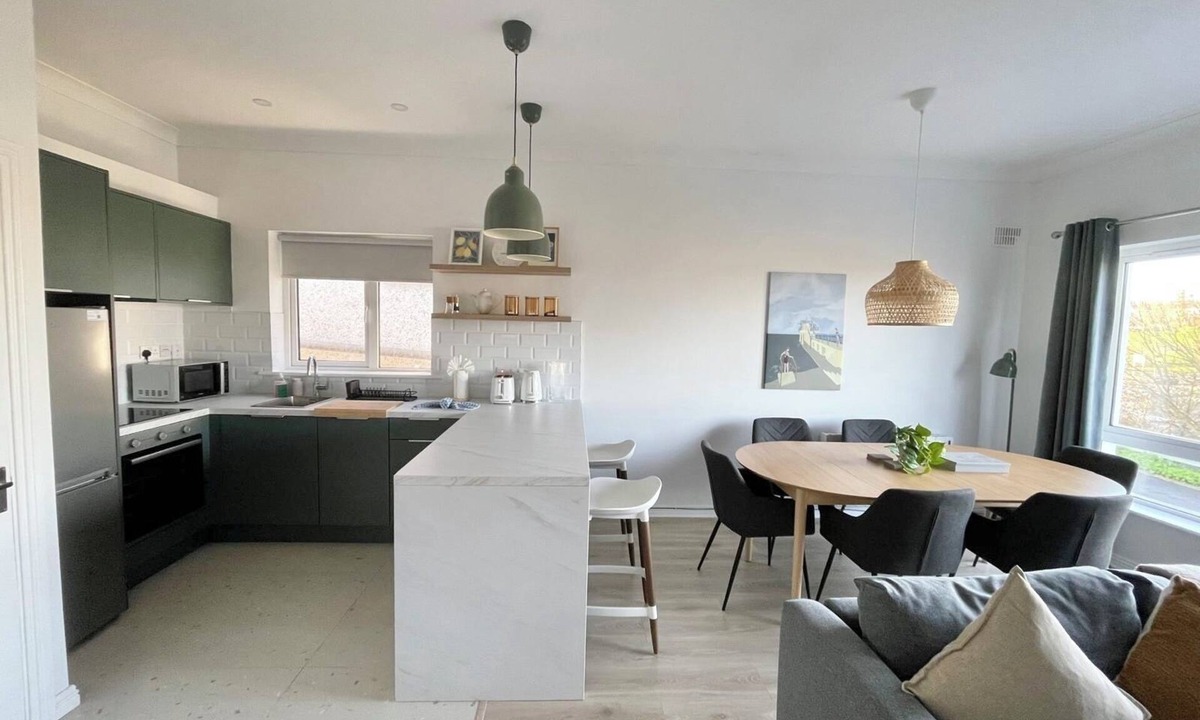 Galway Apartment | Stylish City Retreat 3 - super king bed