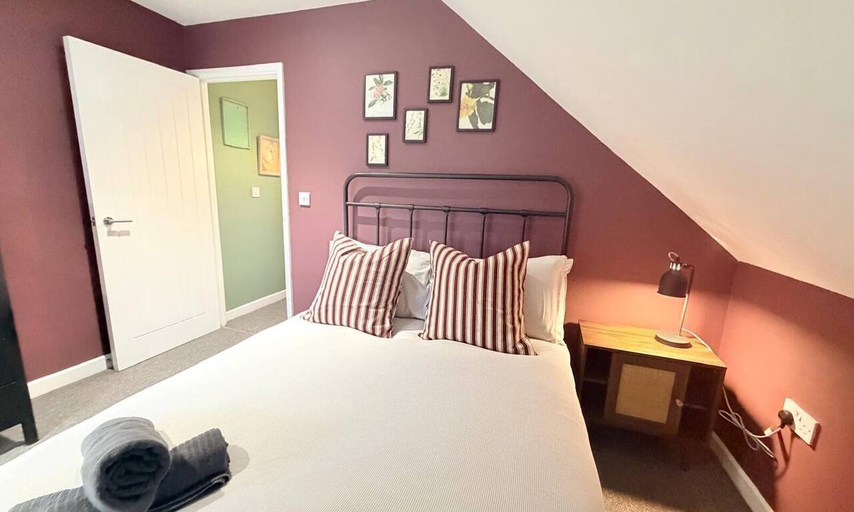 Netley Apartment | Stylish two bedroom, with free parking!
