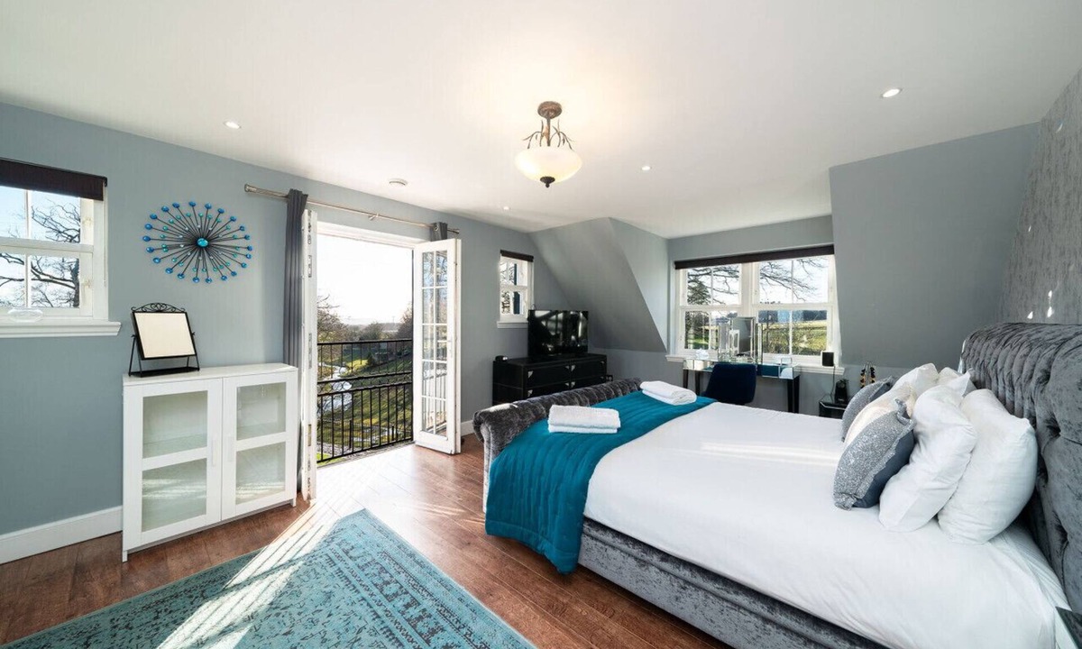 Murthill Villa | Thatched Cottage - hot tub, BBQ and pool table!