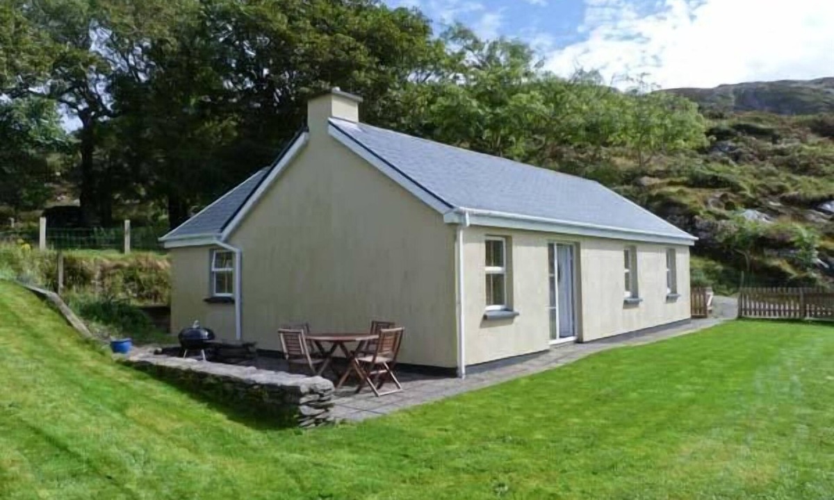 Ballycarnahan Cottage | THE BAY, pet friendly, with open fire in Caherdaniel, County Kerry