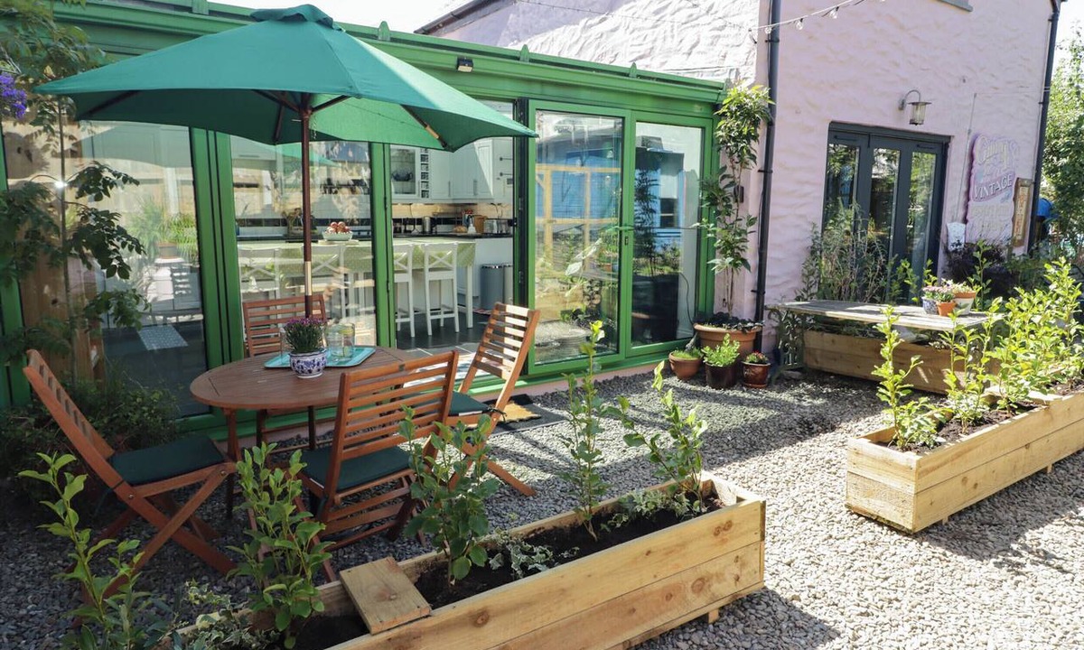 Narberth Cottage | THE GARDEN ROOMS, family friendly, with open fire in Narberth