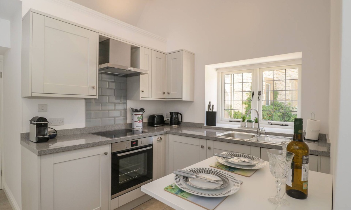 Malmesbury Cottage | THE GROOMS FLAT, romantic, character holiday cottage in Sherston