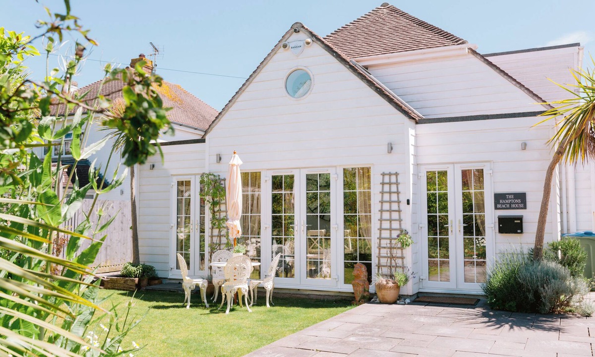 East Preston House | The Hamptons is a cosy & comfortable home for up to 14 people including children