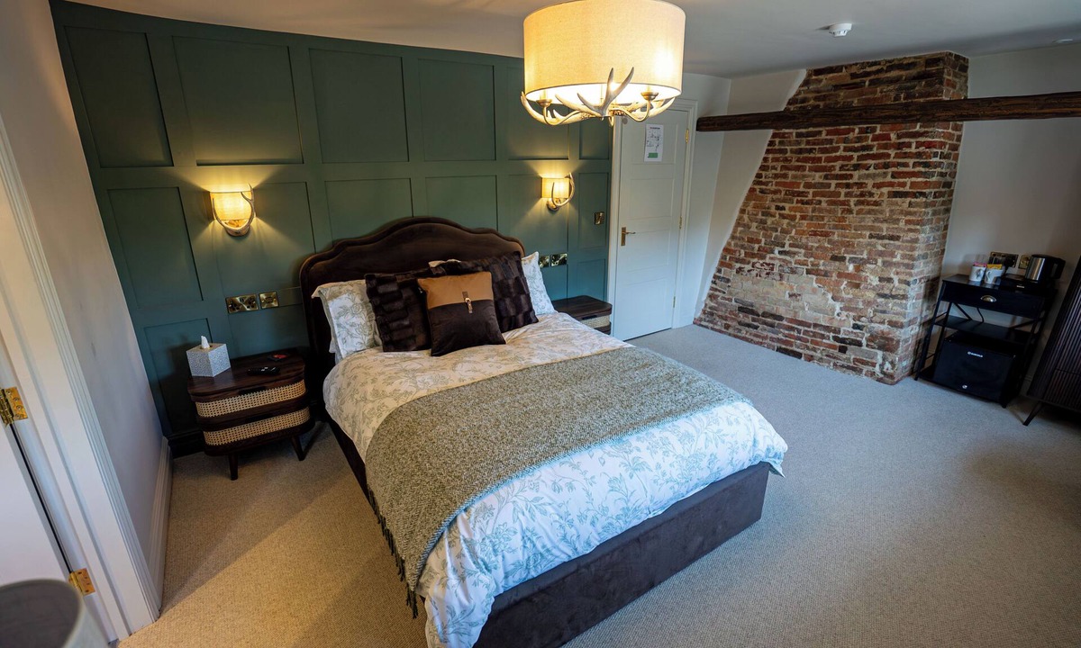 Strumpshaw Hotel | The Huntsman