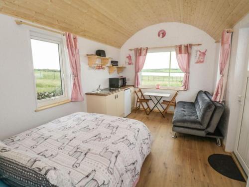 Ballyshannon Apartment | The Lazy Llama Shepherd Hut & Sauna