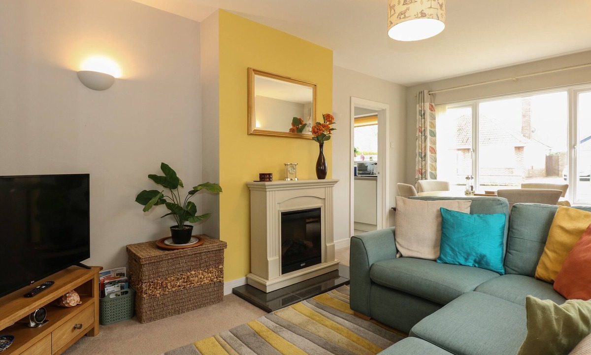 Overstrand House | THE LOBSTER POT, pet friendly, country holiday cottage in Overstrand