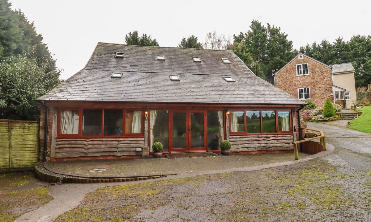 Upton Bishop Cottage | THE OLD STABLES, pet friendly, with a garden in Upton Bishop