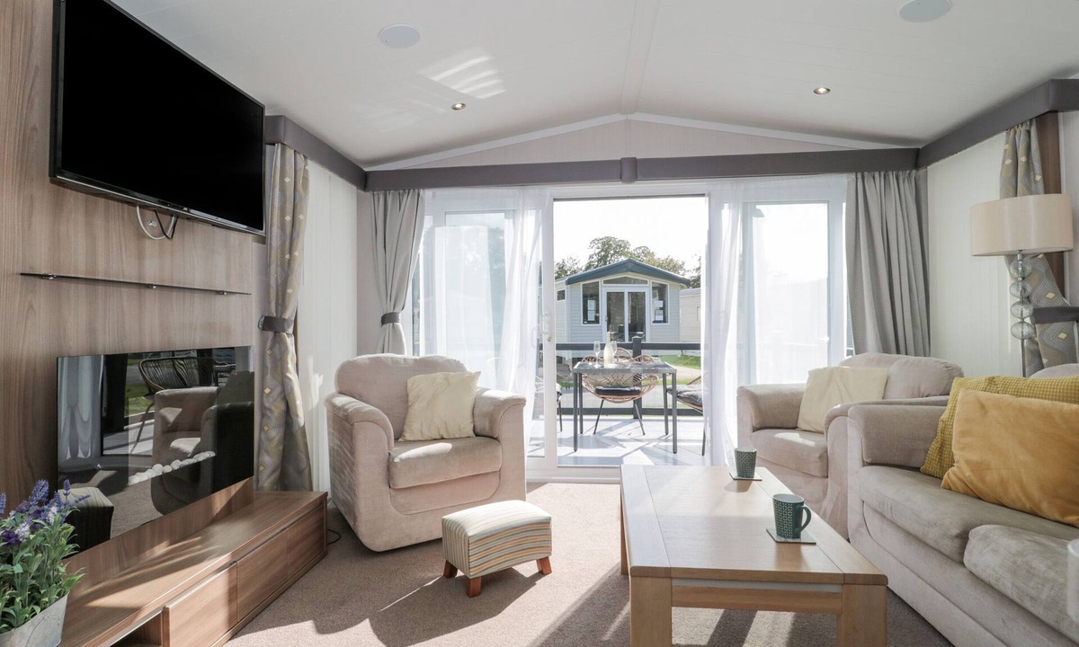 Tiptoe Cottage | THE OLIVE LODGE, 227 SYCAMORE, pet friendly, with pool in New Milton