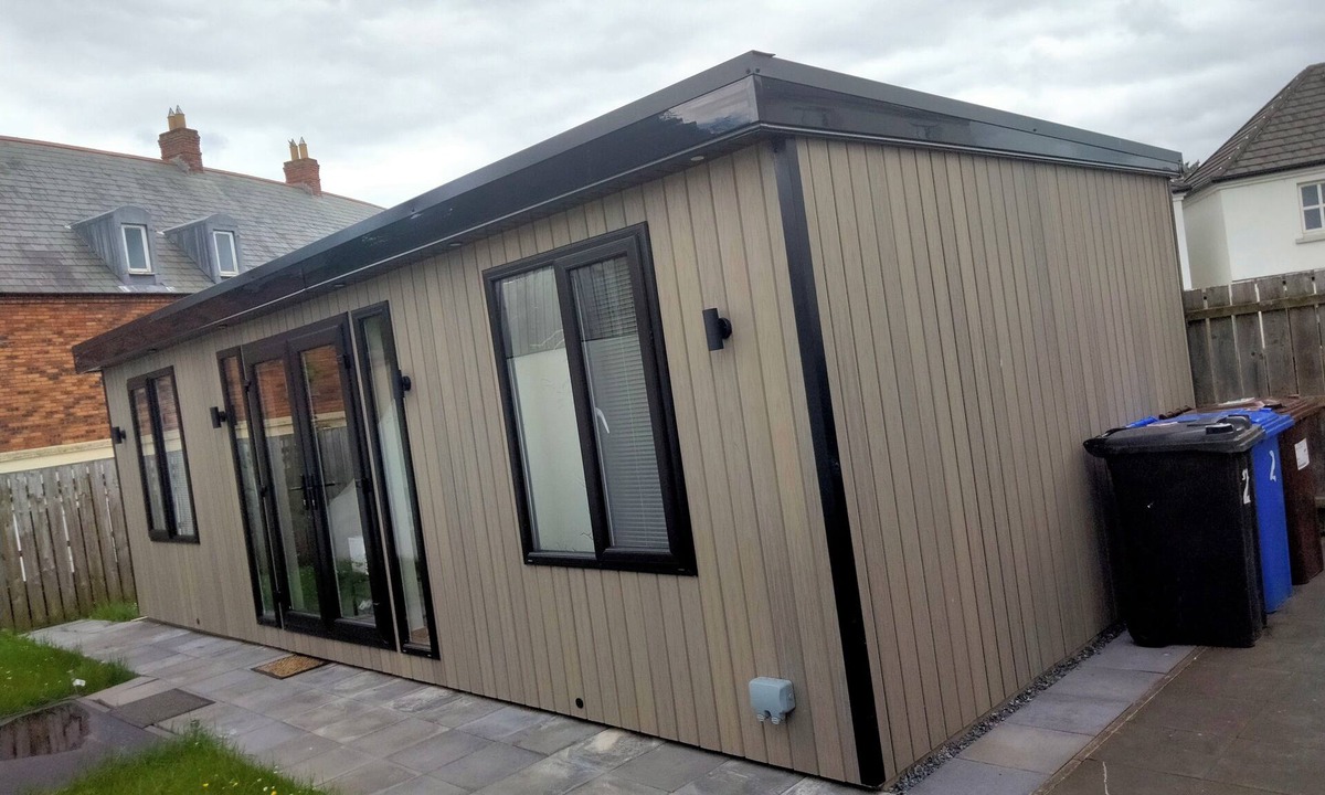 Coleraine Cabin | The Place Cabin | King Bed, Ensuite & Kitchenette 7minutes to Portrush beach