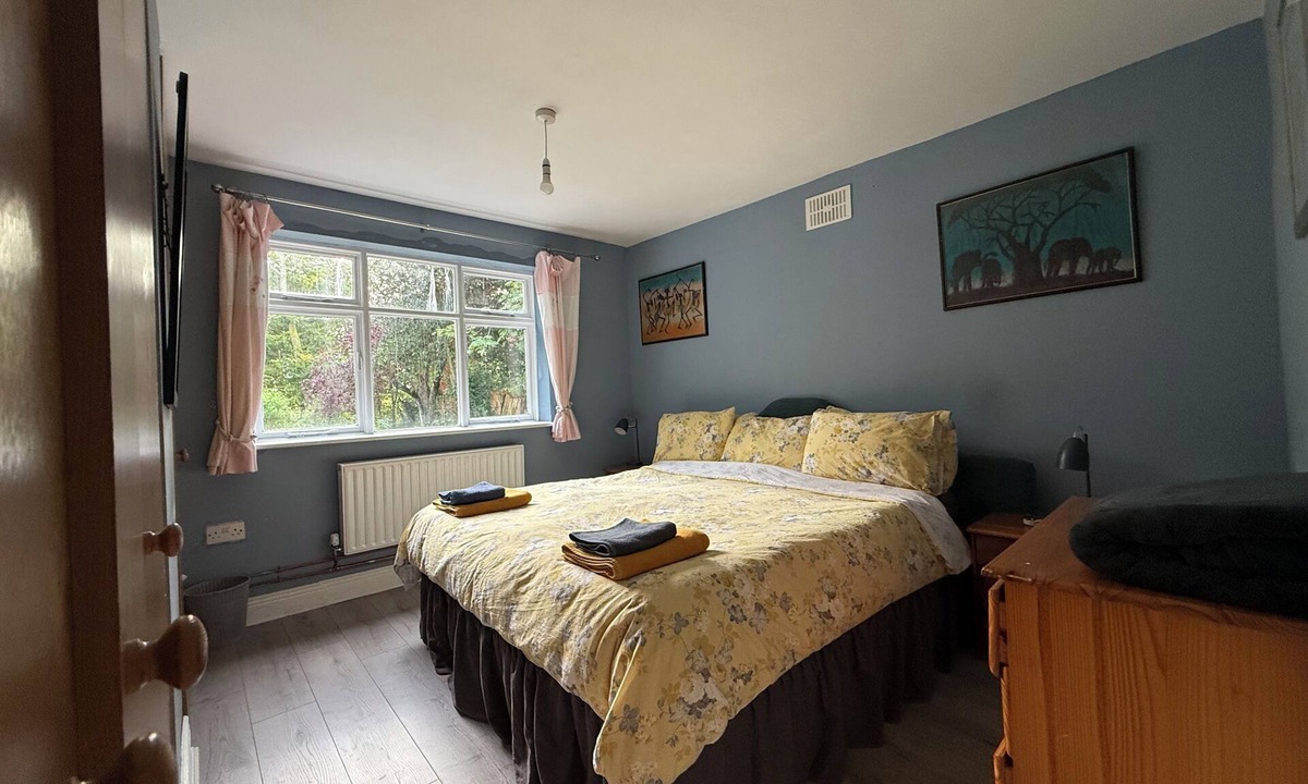 Parteen Ski Chalet | The River Cottage - cosy cottage on private riverside estate by Limerick City