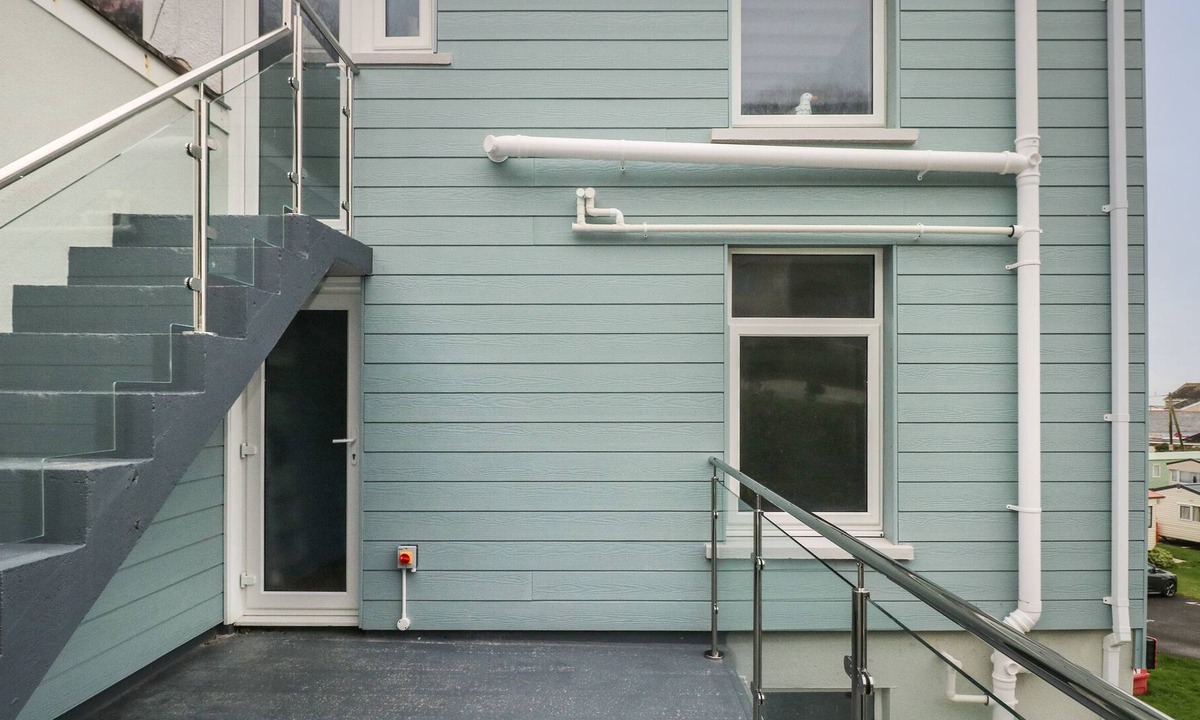 Pendine Cottage | THE STUDIO, country holiday cottage, with a garden in Pendine
