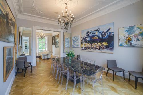 Moffat Apartment | The Victorian Residence