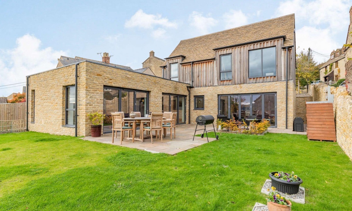 Stroud House | Three bedroom dog friendly holiday home in the Cotswolds - The New Bakehouse