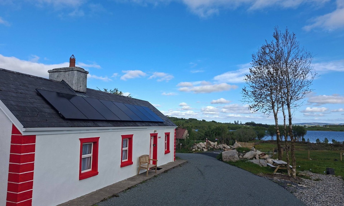 County Mayo Cottage | Traditional Lakeside 2 Bedroom Cottage in Derryhick Escape 15 min from Castlebar