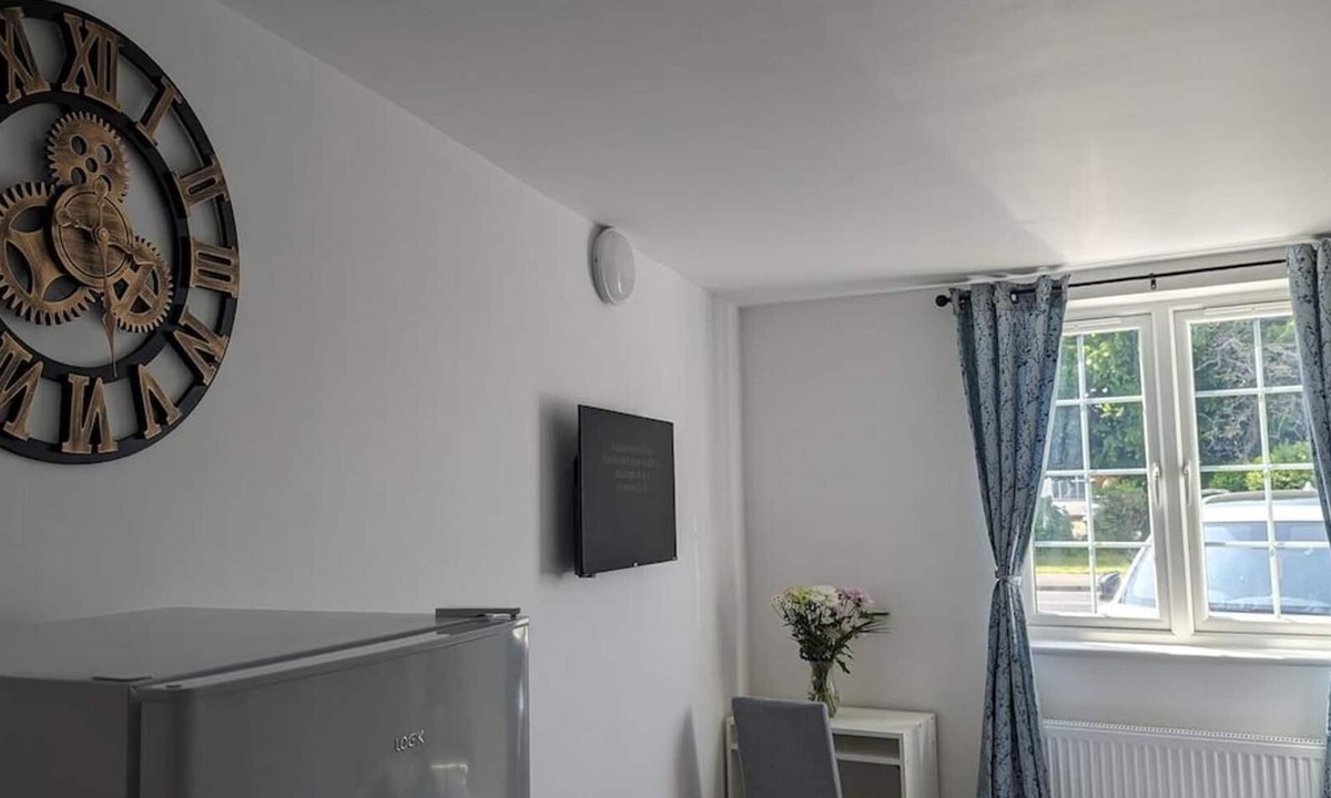 South Ruislip Apartment | Tranquil Studio Retreat With Free Parking