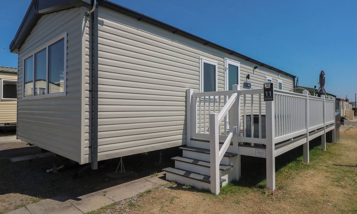 Newton Cottage | TRECCO BAY HOLIDAY PARK - MAGNOLIA 11, pet friendly in Porthcawl