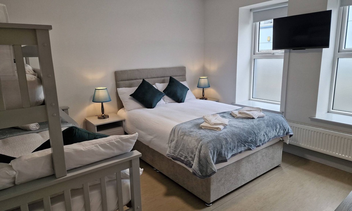 Swanlinbar Hostel | Trivia House Accomodation
