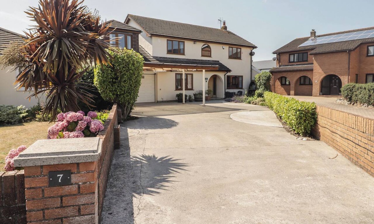 Porthcawl Cottage | TY TRAETH, pet friendly, character holiday cottage in Porthcawl