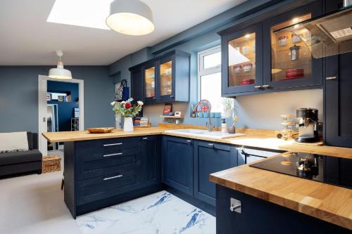 Sands End House | Veeve - The Cobalt Cottage