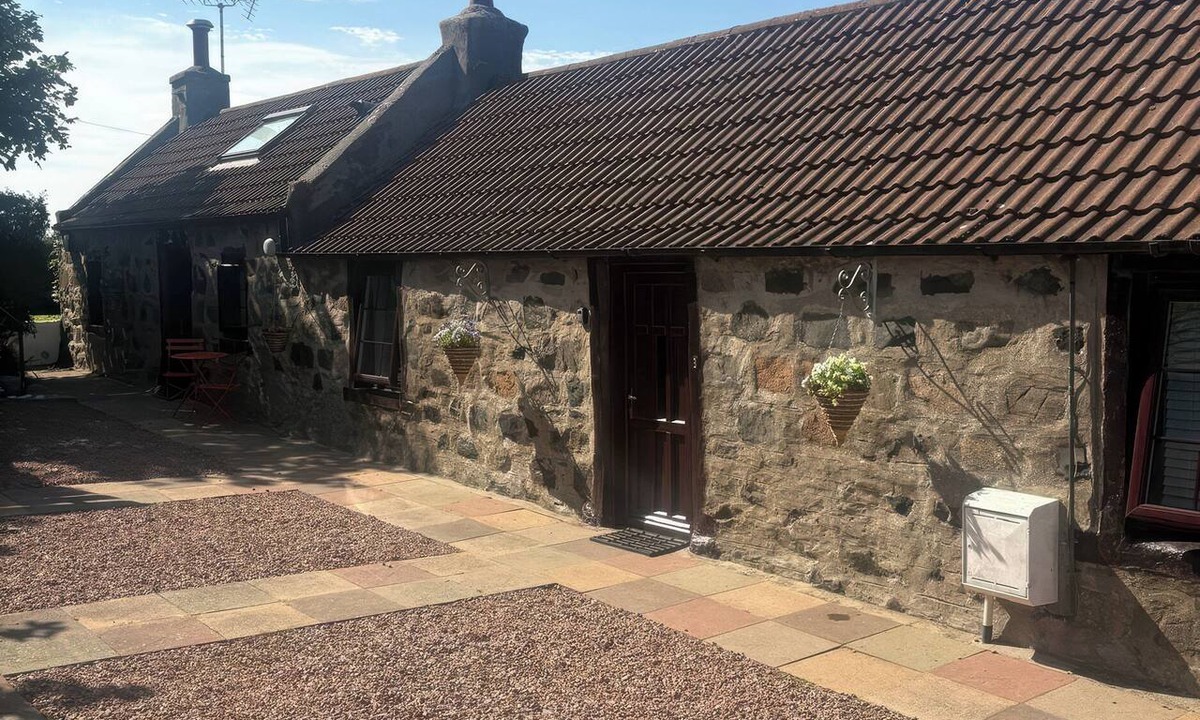 St Combs Cottage | VIOLA COTTAGE, pet friendly, character holiday cottage in Fraserburgh