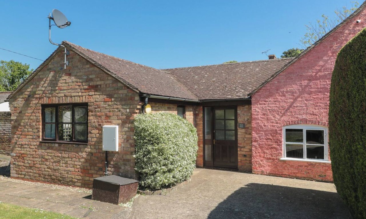 Blaisdon Cottage | WALK CLOSE, pet friendly, with a garden in Whitminster