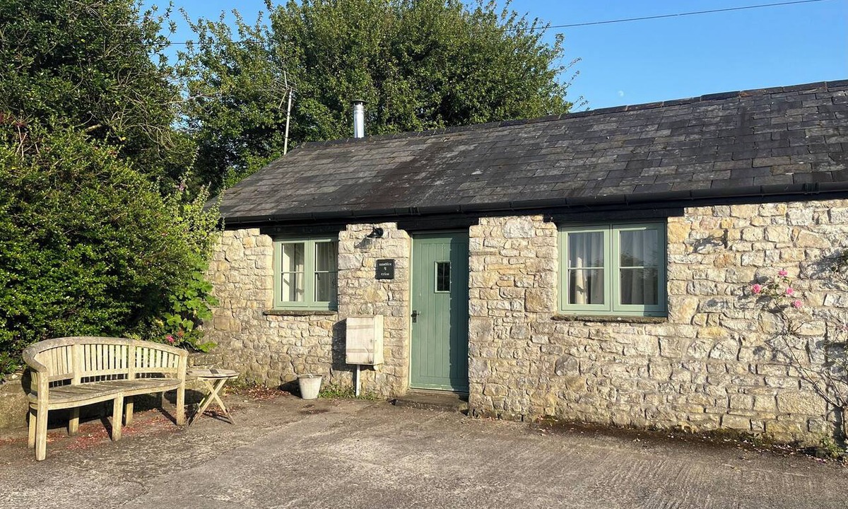 Cowbridge Cottage | WARBLER COTTAGE, pet friendly, character holiday cottage in Cowbridge