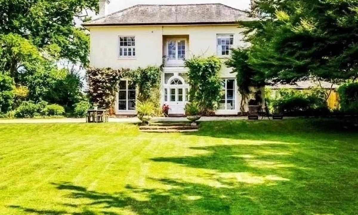 Bromsash House | Willow House looks across the Wye Valley towards the Brecon Beacons and the Forest of Dean. It’s a remarkable spot for a rather remarkable house that can be yours for a week or a weekend away.