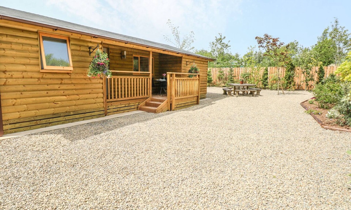 St. Florence Cottage | WILLOW LODGE, pet friendly, character holiday cottage in St Florence