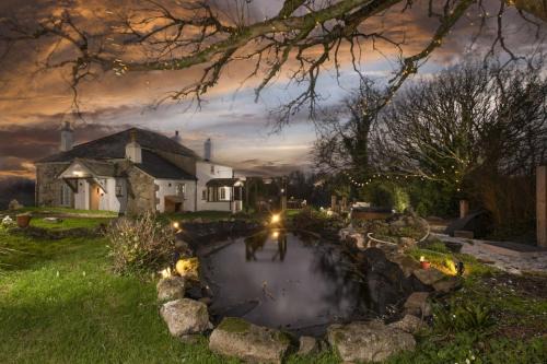 St Ives House | Worvas Counthouse - Country Cottage - Hot Tub - Pet Friendly