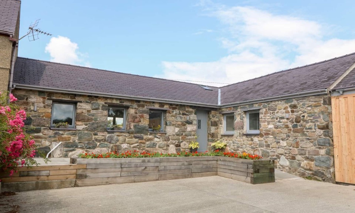 Dinas Cottage | Y Beudy: Charming Retreat in Caernarfon