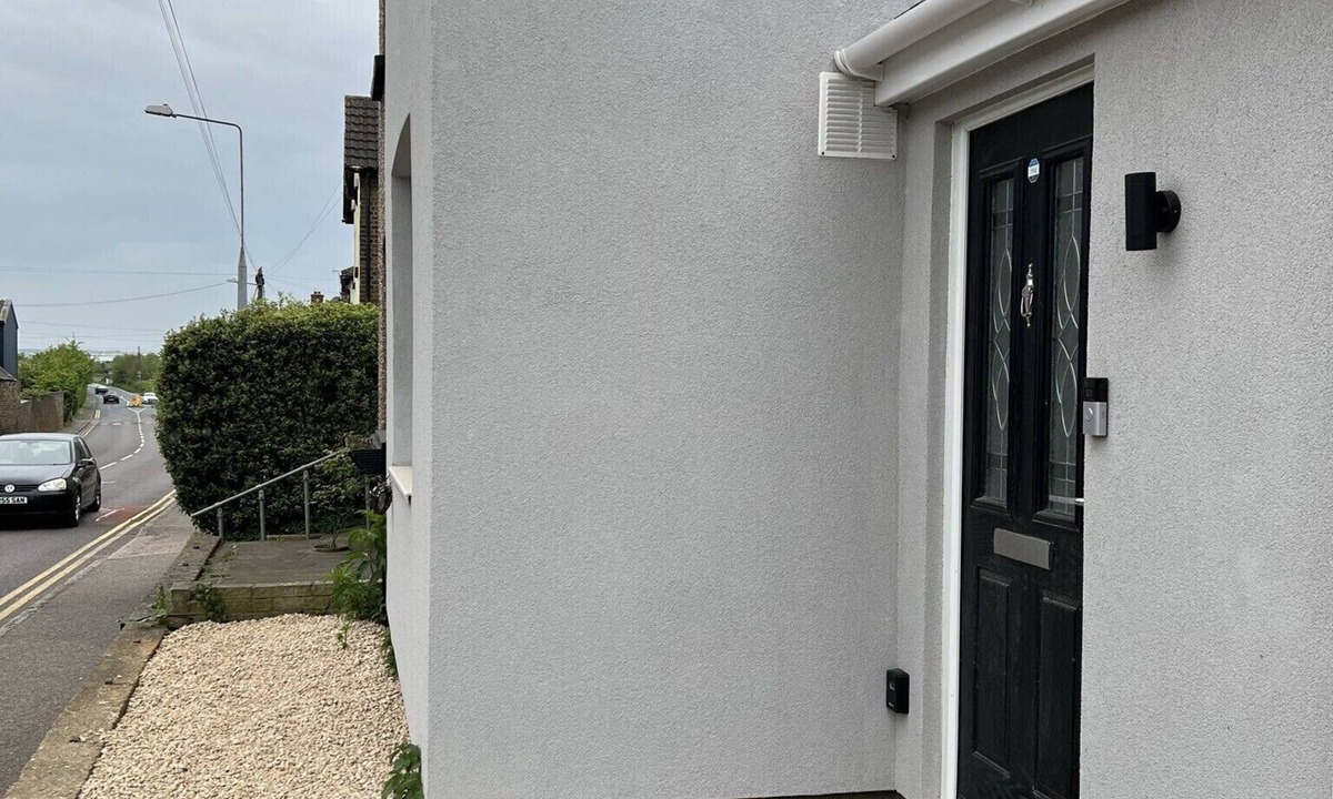 South Ockendon Apartment | Yellow Bliss, Private En-suite Double Room, Garden and Free Parking