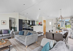 A fantastic lodge sleeping 8 with hot tub, just a short walk from Roadford Lake