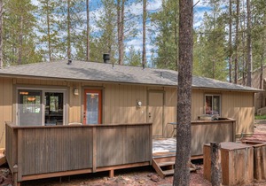 Rustic cabin bungalow with FREE waterpark & pool passes included! in Sunriver