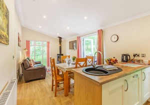 Semi-detached deluxe lodge offering the perfect romantic retreat.