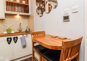 SQUINT COTTAGE, character holiday cottage in Grassington