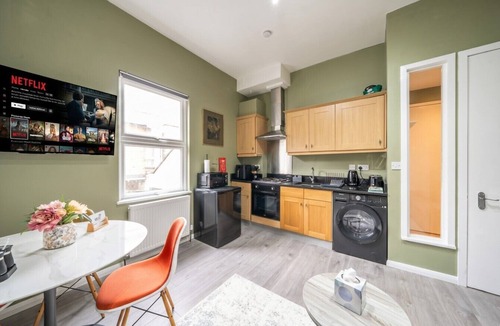 Frognal and Fitzjohns Apartment | 1-Bed Flat Sleeps 4 · Walk to Finchley Road Tube · Swiss Cottage