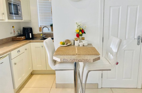 Londonderry Apartment | 1 Bed Flat - Sleeps 2 - Parking - Garden