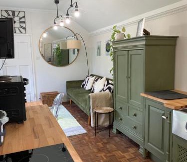 Abbots Langley Apartment | 1 mile from Harry Potter Tour Self Contained Flat One bedroom plus new sofa bed in lounge
