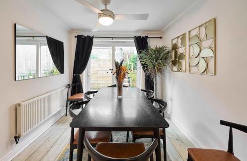 Launceston House | #112 Blueberry cottage Cornwall 4 bed 4 bathroom - Sleeps 7 - Perfect for Contractors and Families - Free Parking