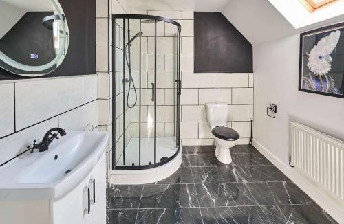 Launceston House | #112 Blueberry cottage Cornwall 4 bed 4 bathroom - Sleeps 7 - Perfect for Contractors and Families - Free Parking