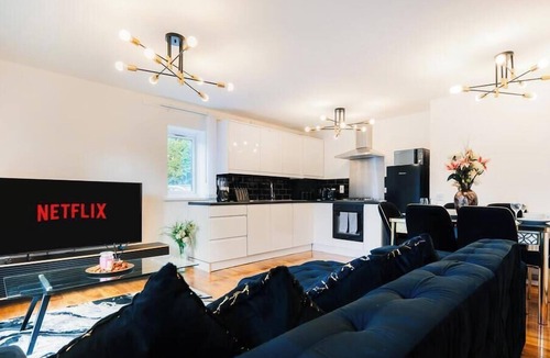 Glyndon Apartment | -15% LUX 2BDR Flat in Woolwich | 2 Stops to Canary Wharf/Excel I Free Parking