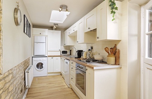 Bourton-on-the-Water Cottage | 18th century period holiday cottage in the Cotswolds with garden - Lavender Cottage, Bourton
