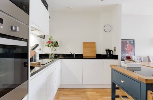 Lansbury Apartment | 1BD Canal Side Retreat in East London