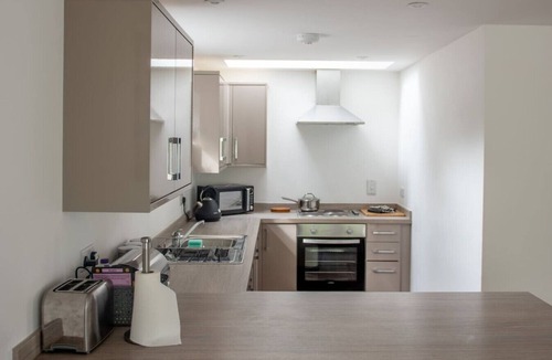 Whitchurch House | 2 bed, 2 bath Stylish Bungalow in Symonds Yat for Long Stays Sleeps 5