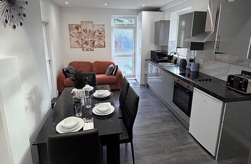Lee Apartment | 2 Bed Apartment Sleeps 4 - Free Parking, Near o2