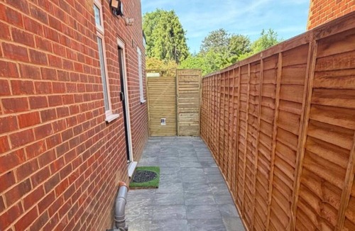 Lee Apartment | 2 Bed Apartment Sleeps 4 - Free Parking, Near o2