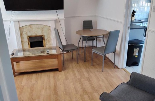 Blackmill Apartment | 2 Bed Apt Bridgend for Business & Contractors 1 - 3 people just 10 mins Junction 36 M4