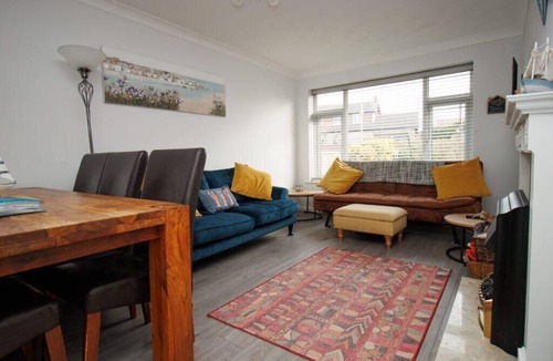 Hunmanby House | 2 Bed Bungalow - Sleeps 4 - Pets - Parking - Wifi